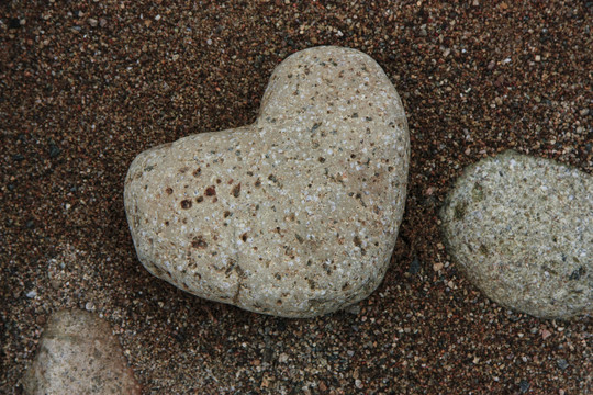 心形石头