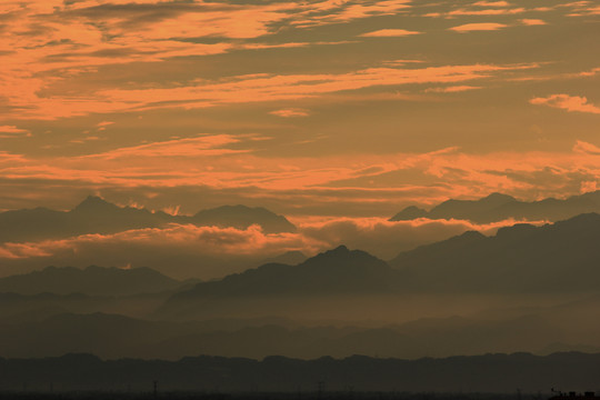 远山雾景