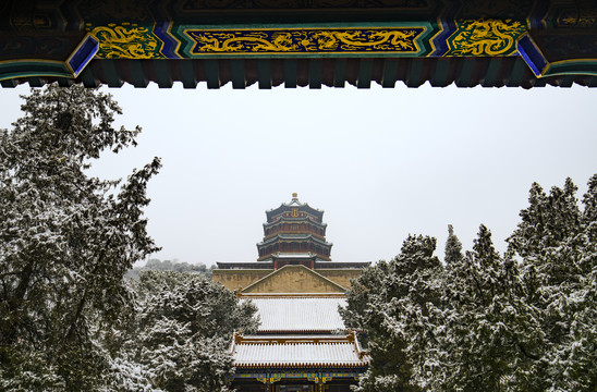 北京颐和园佛香阁景区冬日雪景