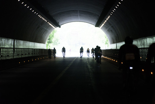 隧道骑行