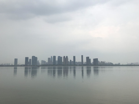 阴天钱江新城江景