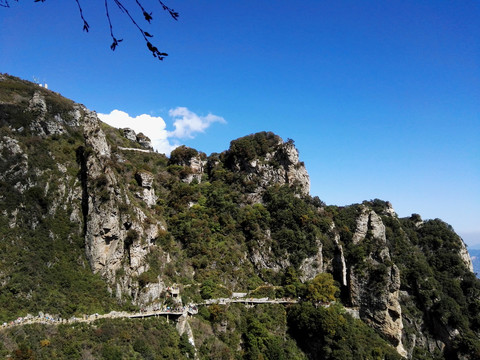 蓝天白云山峰