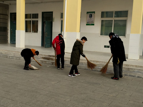 学生打扫清洁