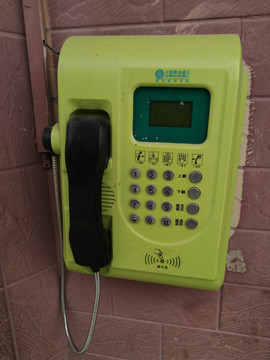 老式壁挂电话机