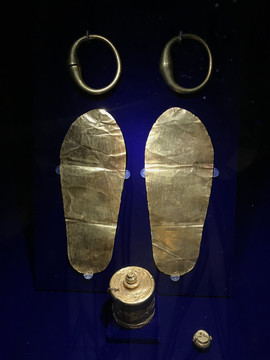 金手镯金鞋底和希腊铭文筒形盒