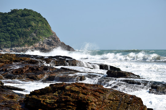 海浪拍岸