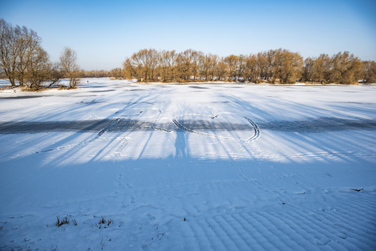 雪后的河流