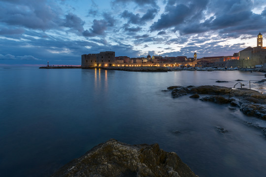 杜布罗夫尼克海老城海边夜景