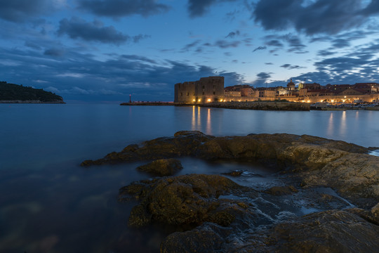 杜布罗夫尼克海老城海边夜景