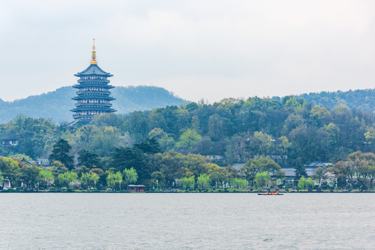 杭州西湖景区雷峰塔春景