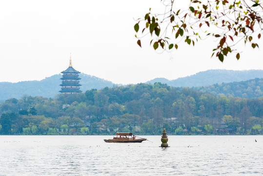 杭州西湖景区雷峰塔与三潭印月