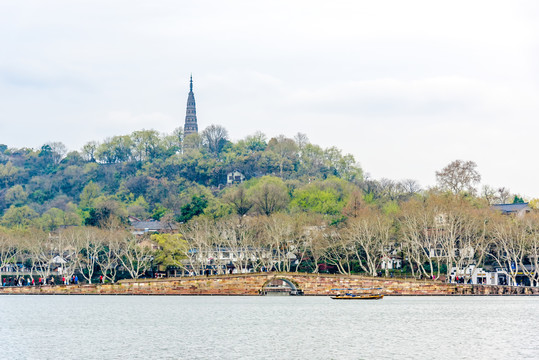 杭州西湖断桥与保俶塔春景