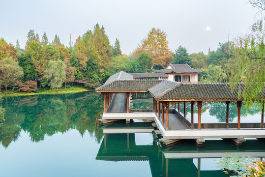 杭州西湖景区浴鹄湾飞虹廊