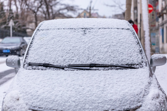 被雪覆盖的汽车