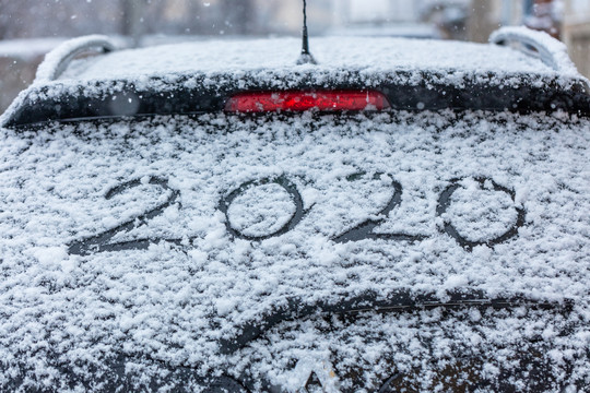 汽车后档玻璃上的雪