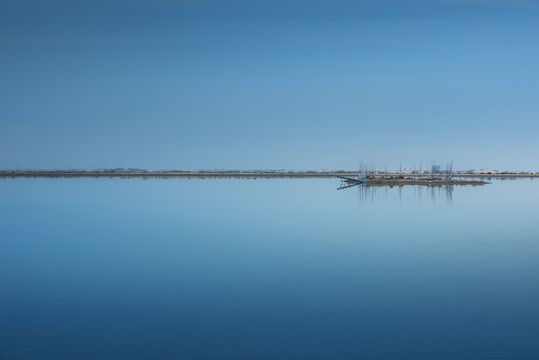 平静的湖面