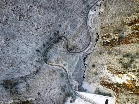 雪后的山区公路