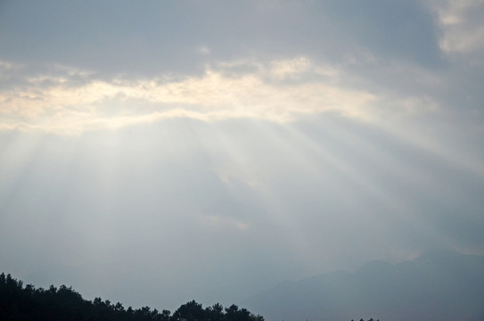 阳光透过云层