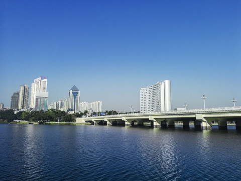 城市湖景