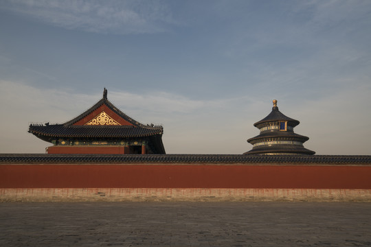 冬日夕北京天坛公园红墙和祈年殿
