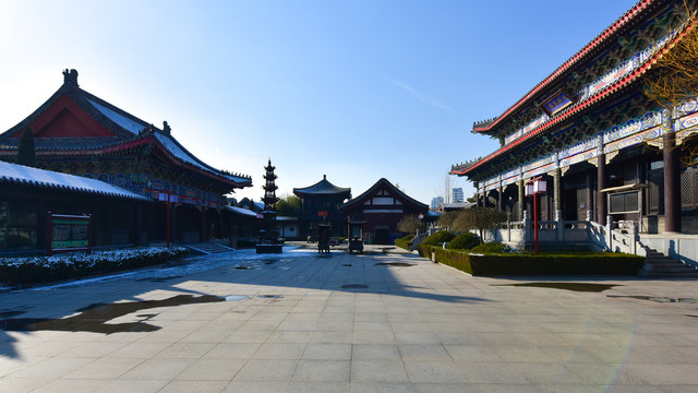 临沂普照寺内景大雄宝殿