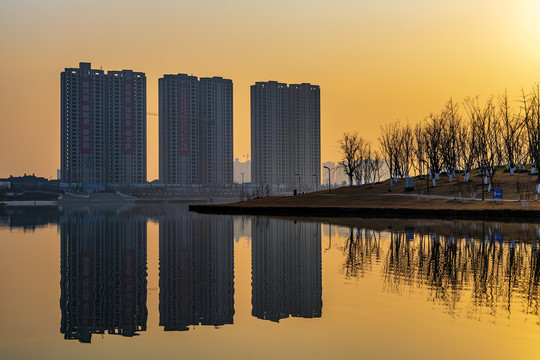 住宅楼建筑倒影