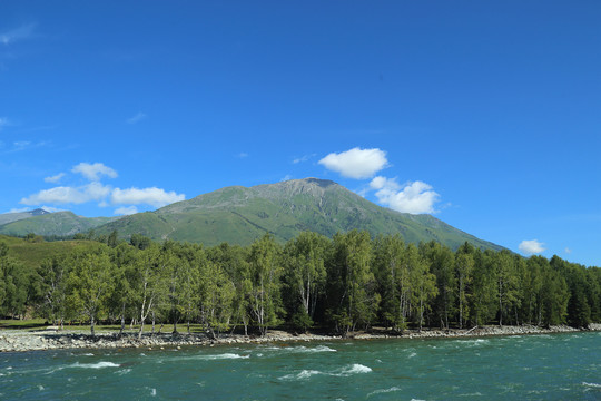 雪山下的河流