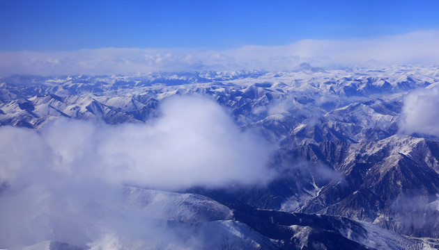 航拍青藏高原雪山