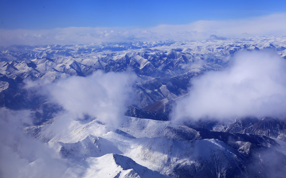 航拍青藏高原雪山