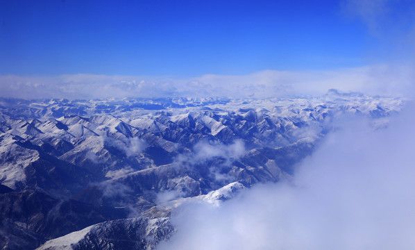 航拍青藏高原雪山