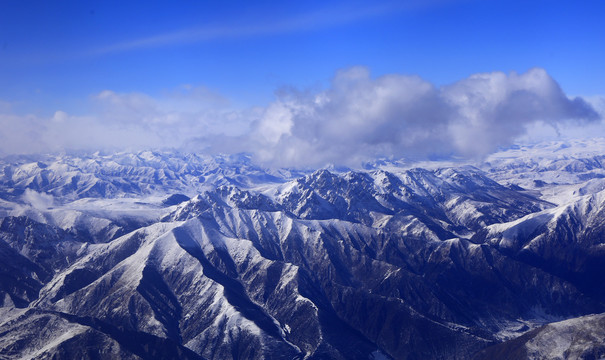 航拍青藏高原雪山