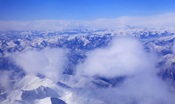航拍青藏高原雪山
