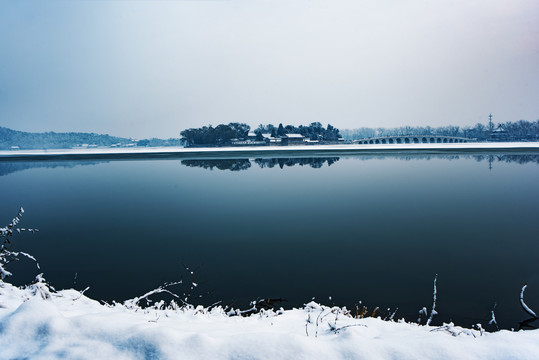 颐和园昆明湖的白雪湖水