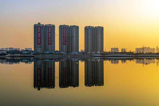 住宅楼建筑倒影