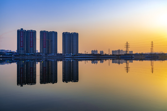 住宅楼建筑倒影