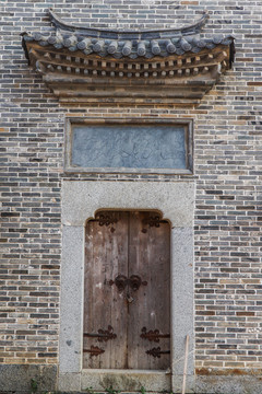 中式传统老宅门