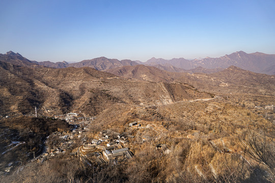 冬天的山下的乡村