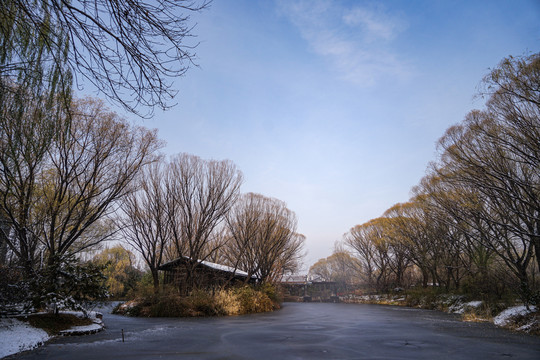 雪天的湖面风景