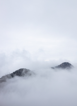 云海里的山峰