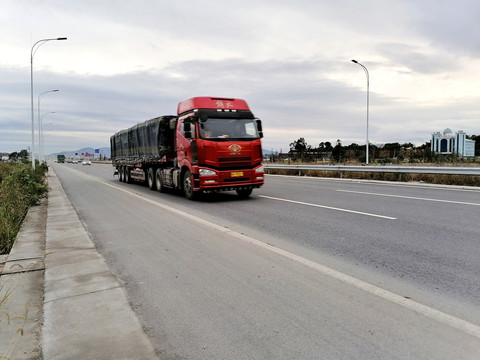 公路上的货运车