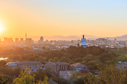 北京景山远眺北海公园白塔夕阳