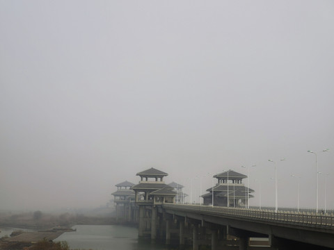 雾霾下的灞河入渭口防汛交通桥