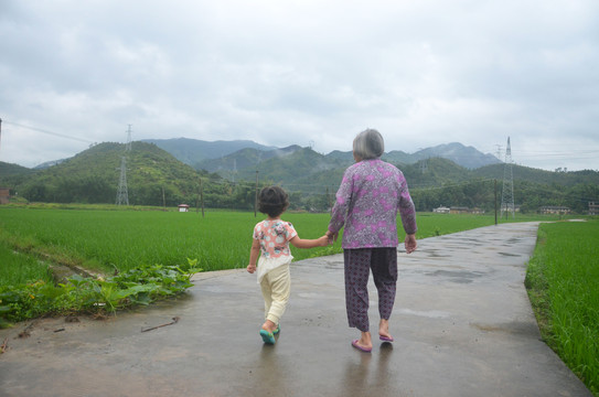 老奶奶牵着小孙女的手