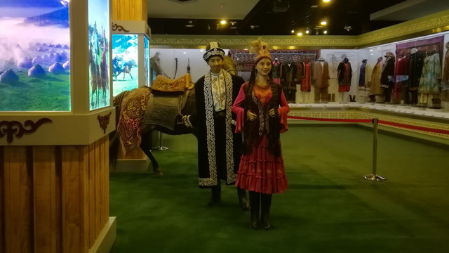 新疆博物院少数民族塑像摄影照片