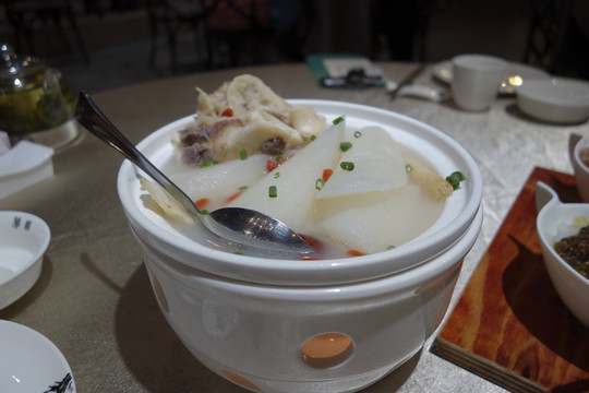 蘿卜燉筒子骨