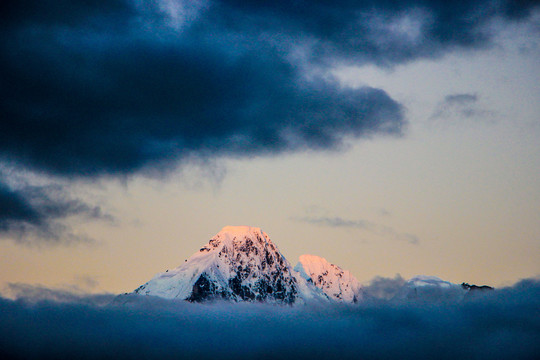 雪山顶峰