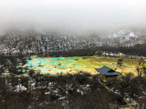 四川高原湿地黄龙五彩池钙华古寺