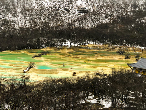 四川高原湿地黄龙五彩池钙华古寺