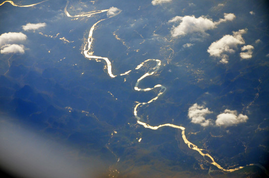 高空俯瞰山川河流