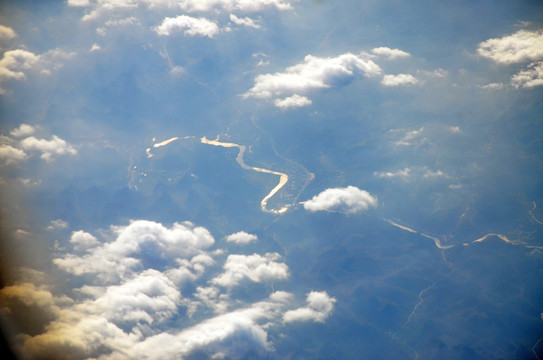 高空俯瞰山川河流